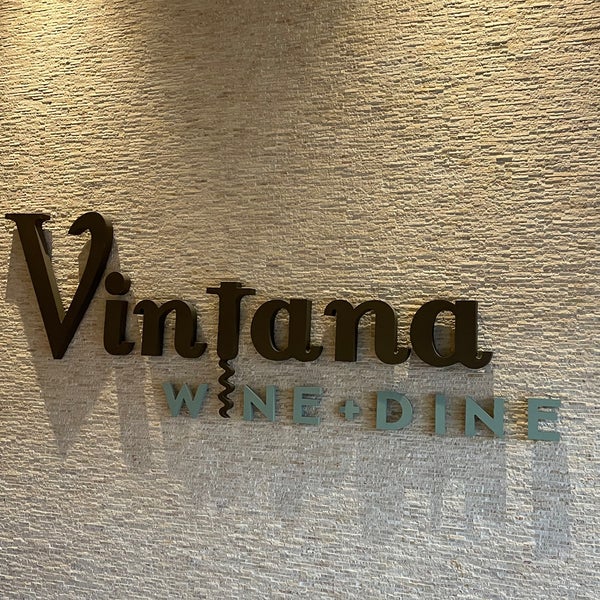 Foto tirada no(a) Vintana Wine + Dine por hoda007 em 4/23/2023