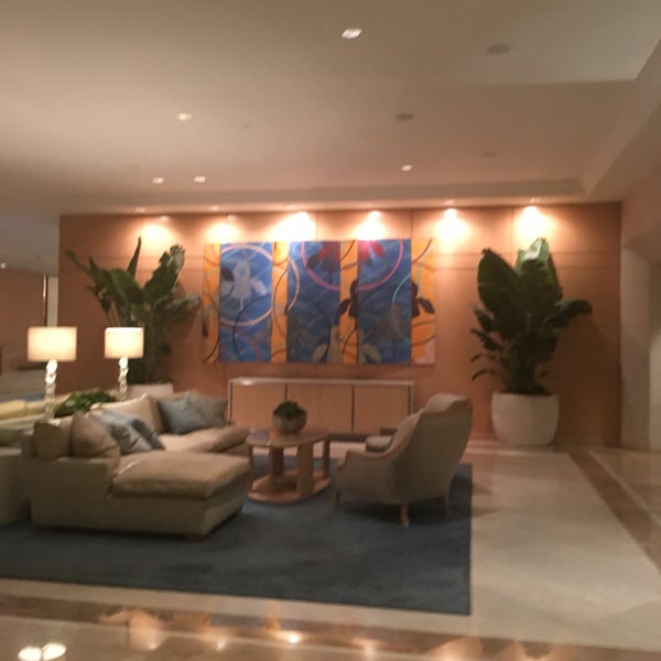 Foto diambil di Island Hotel Newport Beach oleh hoda007 pada 4/15/2018