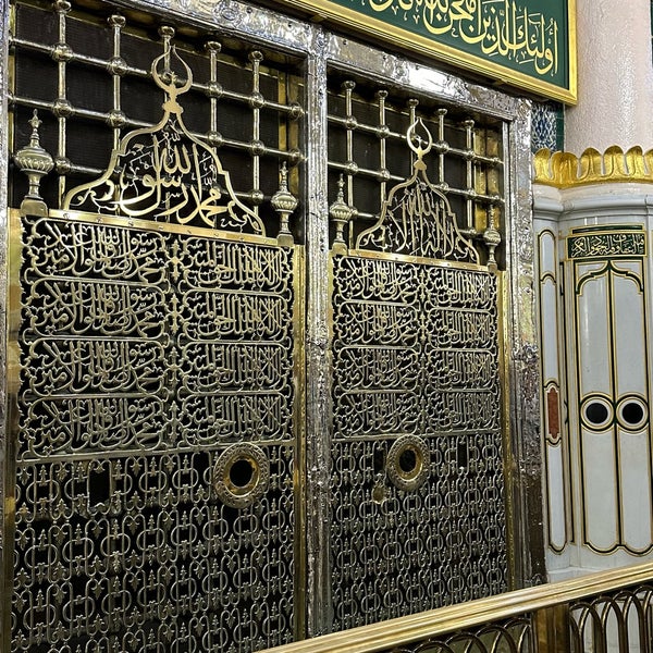 Photo taken at قبر الرسول صلى الله عليه وسلم Tomb of the Prophet (peace be upon him) by FHDD on 2/24/2024
