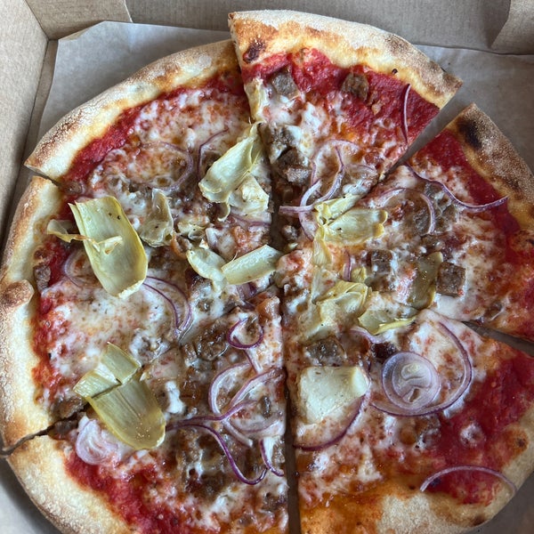 Снимок сделан в Brixx Wood Fired Pizza пользователем Frank M. S. 12/15/2023