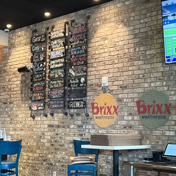 Foto tirada no(a) Brixx Wood Fired Pizza por Frank M. S. em 12/17/2021