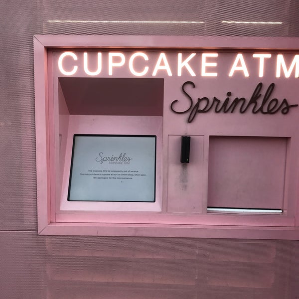 Das Foto wurde bei Sprinkles Cupcakes von Camila C. am 3/14/2017 aufgenommen