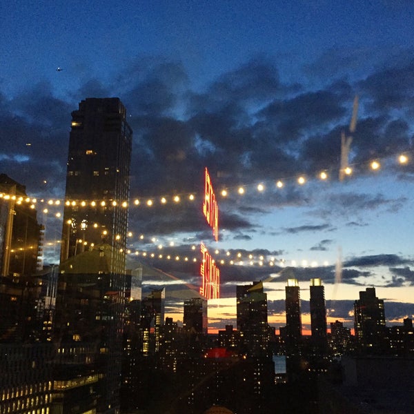 Magnifique vue sur les buildings de Manhattan et jolie décoration intérieure. L’extérieur manque cependant de classe... Cocktails de qualité moyenne aux prix exorbitants. Service correct.