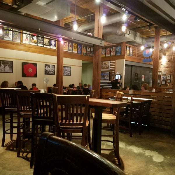 Foto diambil di Tyler&#39;s Restaurant &amp; Taproom oleh Betsy B. pada 7/4/2017