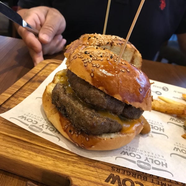 Photo taken at Holy Cow Gourmet Burgers &amp; Steakhouse by Gürsel U. on 5/17/2017