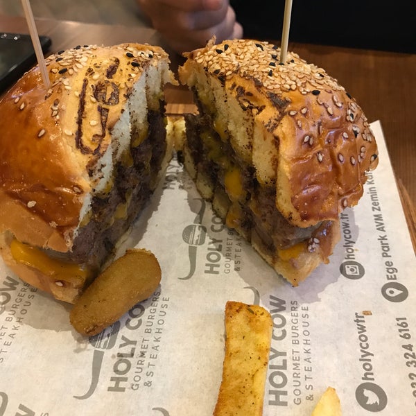 Foto diambil di Holy Cow Gourmet Burgers &amp; Steakhouse oleh Gürsel U. pada 5/17/2017