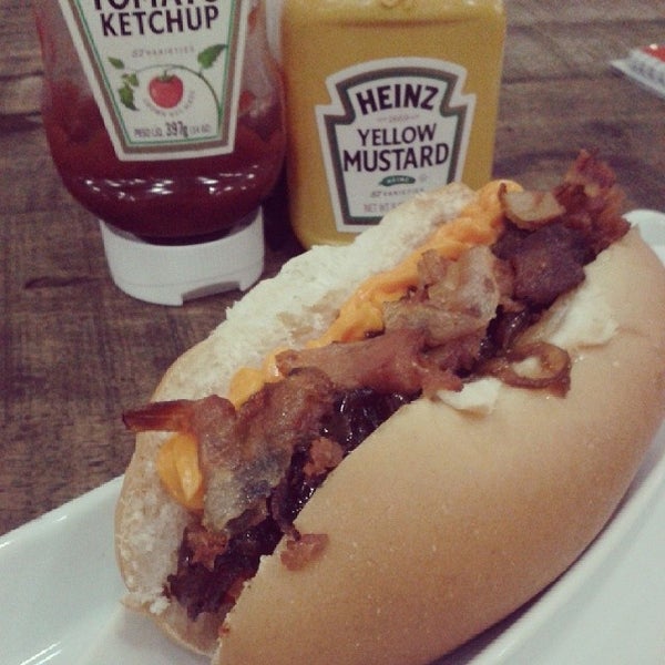 11/10/2013 tarihinde Tiali K.ziyaretçi tarafından Überdog - Amazing Hot Dogs'de çekilen fotoğraf