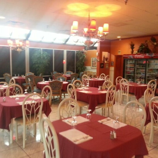 Foto tomada en Haifa Restaurant  por Julius N. el 12/14/2012