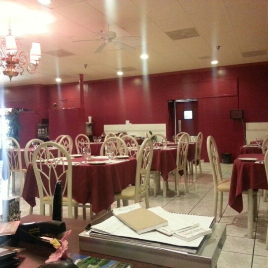 Foto tirada no(a) Haifa Restaurant por Julius N. em 12/24/2012