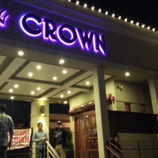 Снимок сделан в Crown Restaurant Lounge пользователем Junhyuk S. 6/15/2014