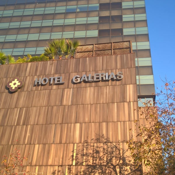 รูปภาพถ่ายที่ Almacruz Hotel y Centro de Convenciones โดย Manu F. เมื่อ 6/16/2016