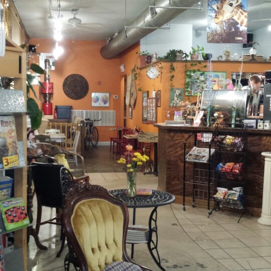 10/14/2014 tarihinde Hallie B.ziyaretçi tarafından aLatté Cafe'de çekilen fotoğraf