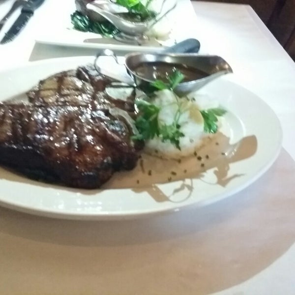 Das Foto wurde bei Hunter&#39;s Steak &amp; Ale House von Lisa R. am 6/7/2014 aufgenommen