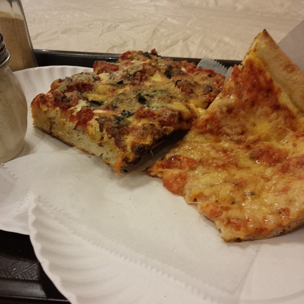 Снимок сделан в Louie&#39;s Pizzeria and Restaurant пользователем Anthony B. 5/16/2015