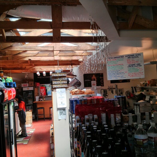 5/1/2013にHugh J.がHennessy&#39;s Wines &amp; Specialty Foodsで撮った写真