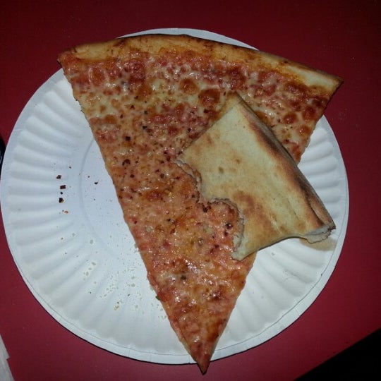 Photo prise au Nino&#39;s Pizza of New York par NYCFreeConcerts le11/3/2012
