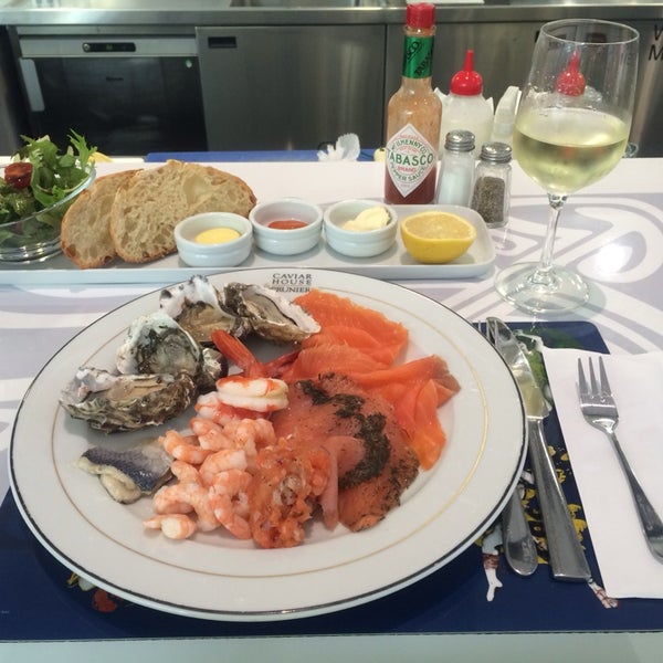 Foto scattata a Caviar House &amp; Prunier Seafood Bar da Francesco N. il 2/9/2014