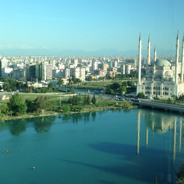 Foto scattata a Adana HiltonSA da Suat B. il 4/30/2013