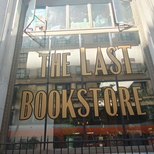 Foto diambil di The Last Bookstore oleh Fannie S. pada 8/17/2023