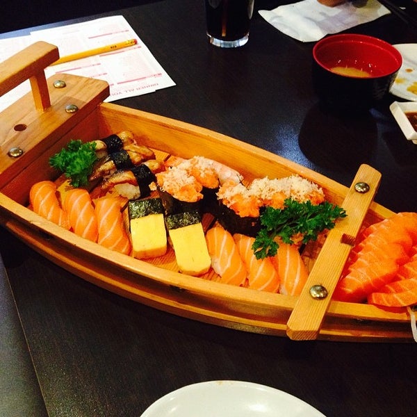 5/4/2014 tarihinde Sunyoung K.ziyaretçi tarafından Masa Sushi'de çekilen fotoğraf