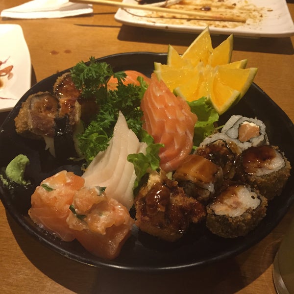 Photo taken at Itoshii sushi by Marlieth P. on 8/3/2015
