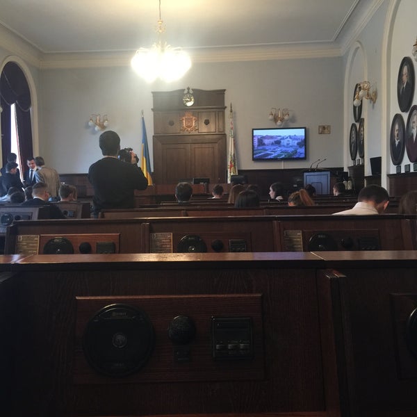 รูปภาพถ่ายที่ Чернівецька міська рада / Chernivtsi City Council โดย Lilka👑 เมื่อ 3/19/2015