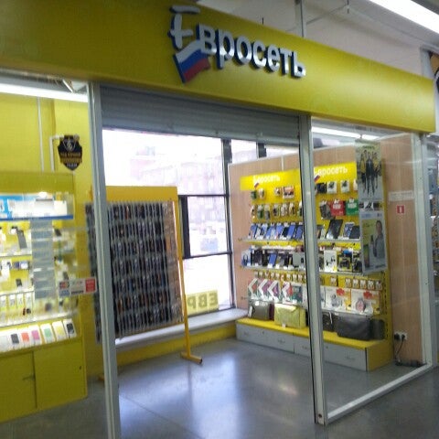 Евросеть. Евросеть шины. Продавец в салоне сотовой связи. Евросеть. Салон евросеть.