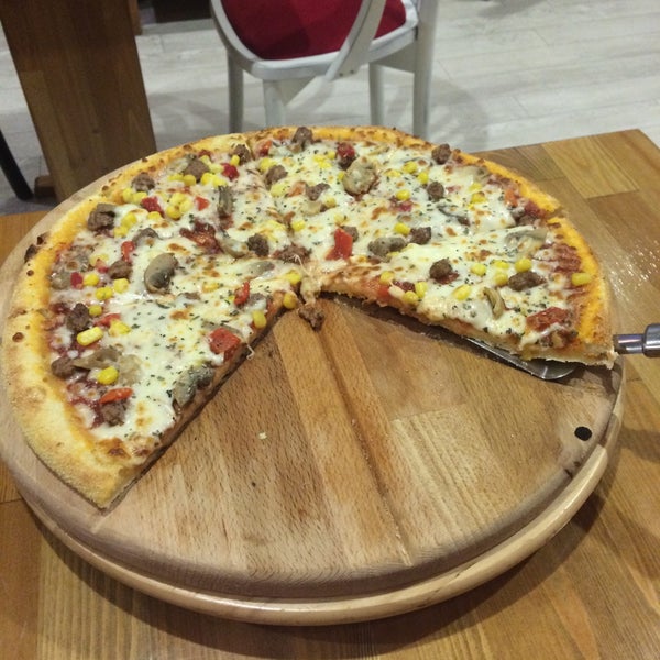 Foto tomada en Happy&#39;s Pizza  por Burak S. el 10/23/2015