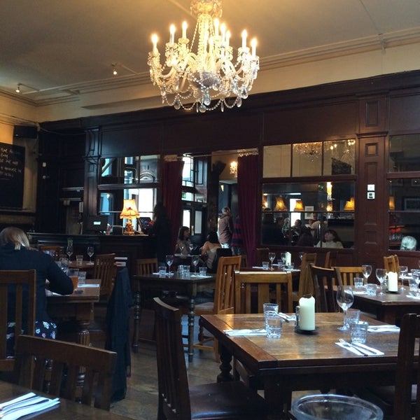 Foto diambil di The North London Tavern oleh Catherine B. pada 5/10/2014