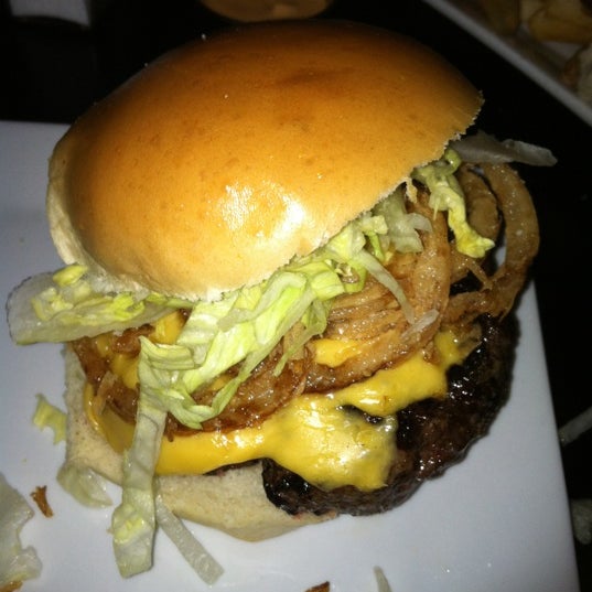 Foto tirada no(a) Burger Bistro por Kimberly S. em 11/2/2012