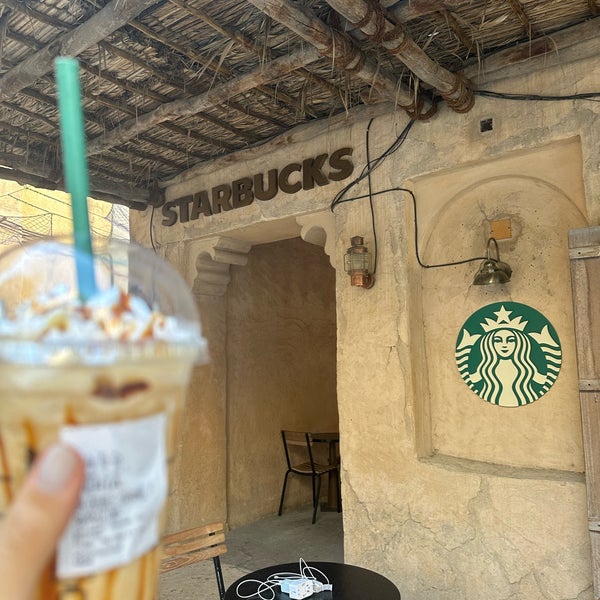 Das Foto wurde bei Starbucks von Derya am 11/23/2023 aufgenommen