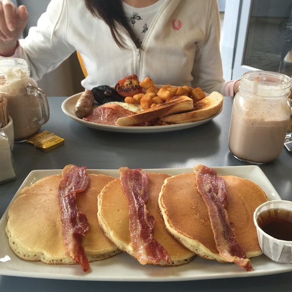 The traditional full English bfast is superb plus bacon and pancakes is a must try.