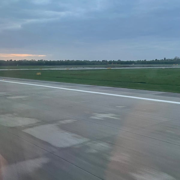 รูปภาพถ่ายที่ Düsseldorf Airport (DUS) โดย smtk เมื่อ 4/4/2024