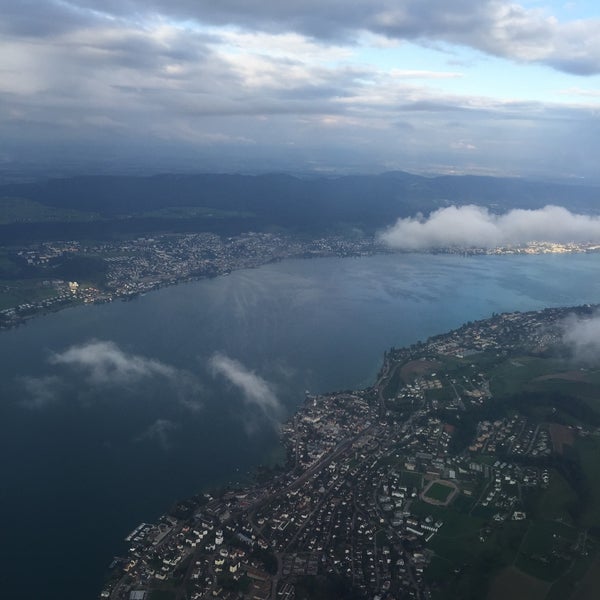 Foto diambil di Bandar Udara Zürich (ZRH) oleh smtk pada 9/6/2015