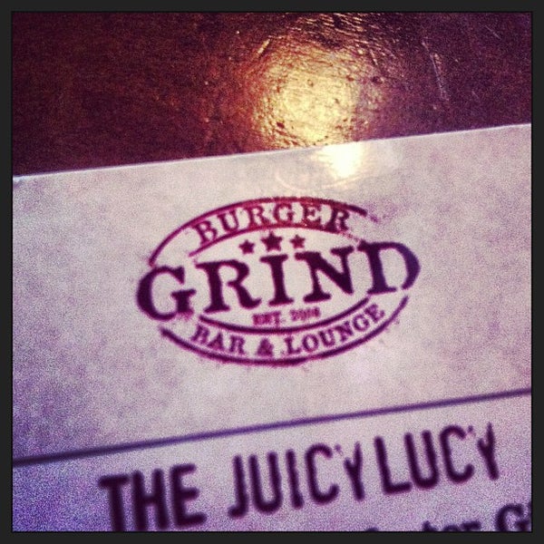 รูปภาพถ่ายที่ Grind Burger Bar &amp; Lounge โดย Kyle H. เมื่อ 4/8/2013