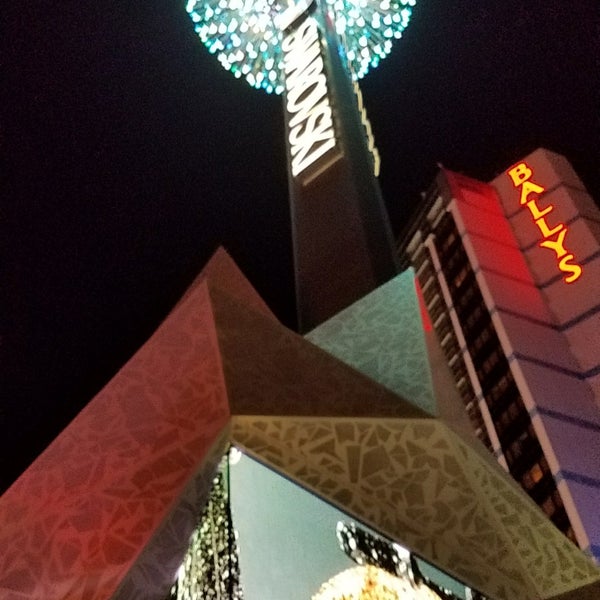 Foto tirada no(a) Grand Bazaar Shops Las Vegas por Brian H. em 1/23/2018