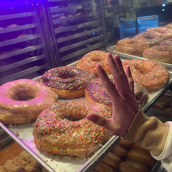 Foto diambil di Bob&#39;s Donuts oleh Janica O. pada 11/10/2022