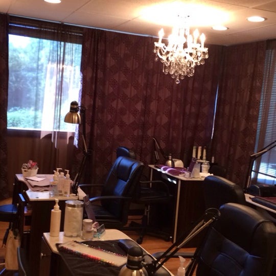 รูปภาพถ่ายที่ Spoiled Spa &amp; Salon โดย Lenzi B. เมื่อ 9/14/2014