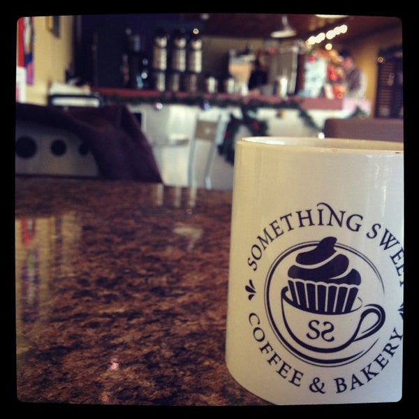 Foto tirada no(a) Something Sweet Coffee &amp; Bakery por Toby B. em 11/18/2014