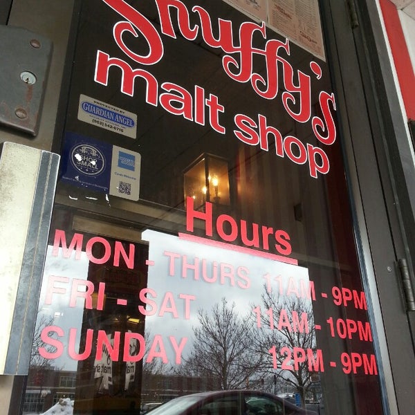 Foto tomada en Snuffy&#39;s Malt Shop  por Brandon J H. el 2/23/2013