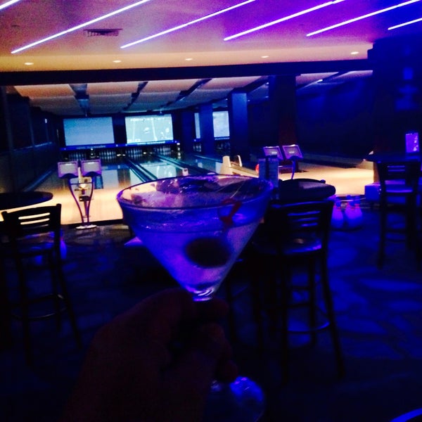 Foto tirada no(a) Blackhawk Bowl / Martini Lounge por Nicolas H. em 8/26/2015