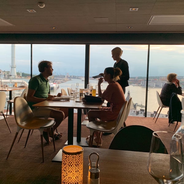 Das Foto wurde bei Riverton View Skybar &amp; Restaurant von Andrey S. am 7/20/2019 aufgenommen