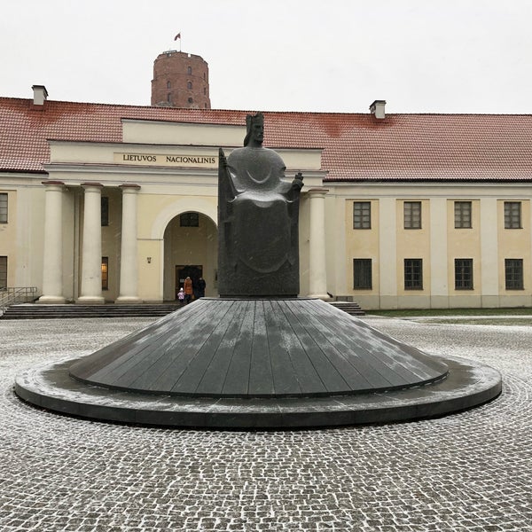 รูปภาพถ่ายที่ Karaliaus Mindaugo paminklas | Monument to King Mindaugas โดย Andrey S. เมื่อ 12/31/2017
