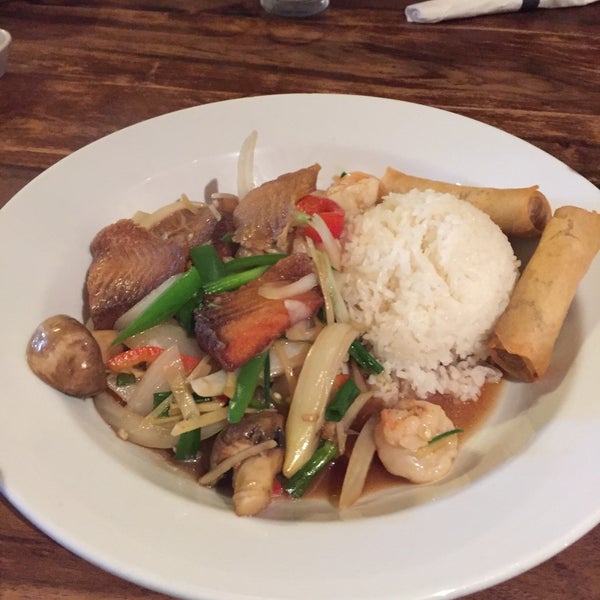 Снимок сделан в Thai Dee Restaurant пользователем Mike E. 12/11/2015
