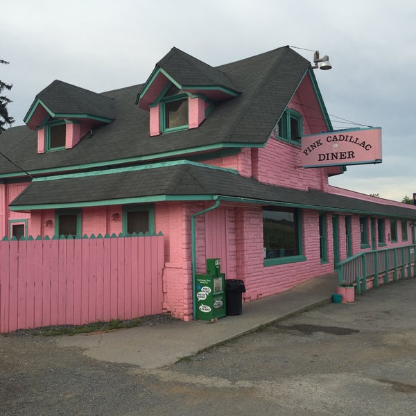 Снимок сделан в The Pink Cadillac Diner пользователем James R. 6/19/2015