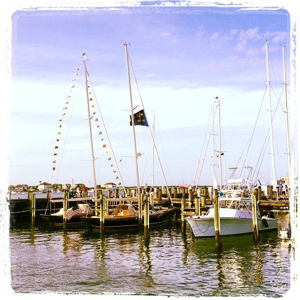 Foto tirada no(a) Nantucket Boat Basin por Bobby S. em 8/13/2014