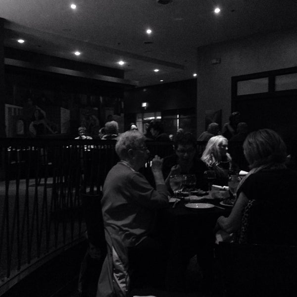 Foto tomada en Venue Restaurant &amp; Lounge  por Maggie O. el 10/17/2014