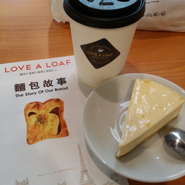 Foto diambil di Love A Loaf Bakery &amp; Café oleh Ceccy pada 9/3/2014