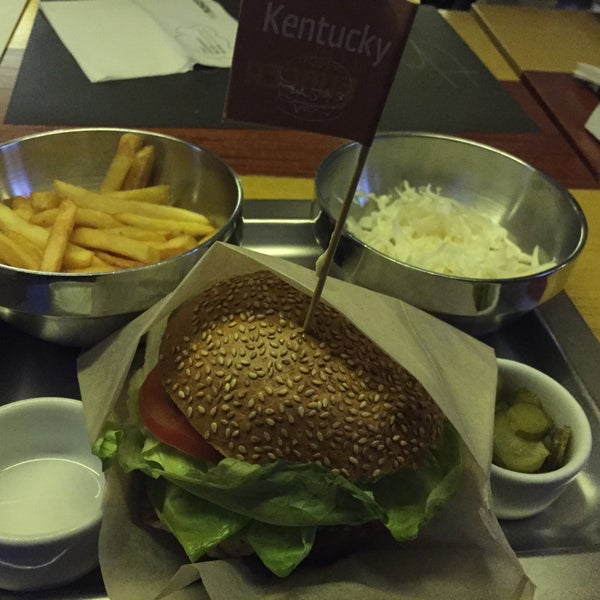 Das Foto wurde bei The Burger von Alena A. am 4/4/2015 aufgenommen