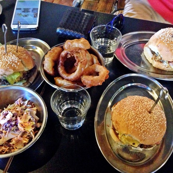 Снимок сделан в Brother Burger and the Marvellous Brew пользователем Gladys L. 11/23/2014